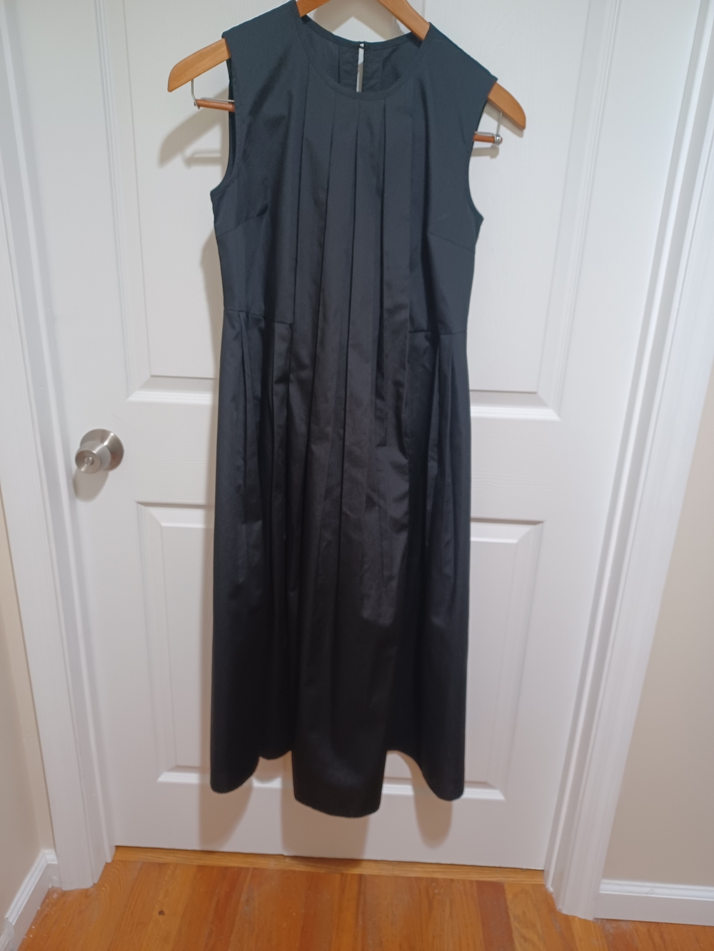 BEAMS Japan Sleeveless Black Midi Dress with Pleated Front